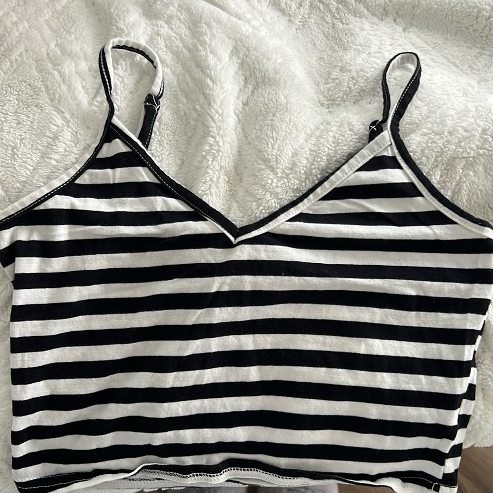 Black and white striped tank 🖤🤍